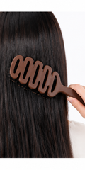 Brosse démêlante Khali Glide utilisée sur cheveux, photo studio